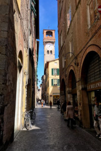 Lucca szűk utcái