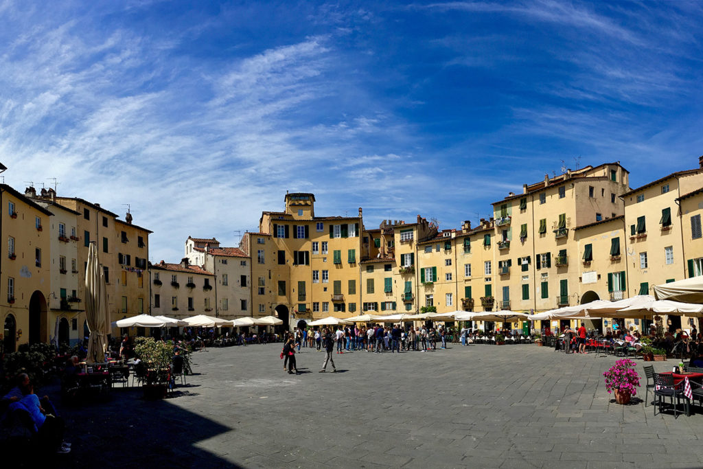 Piazza dell’Anfiteatro, Lucca. Egykor itt gladiátorok küzdöttek egy hatalmas amfiteátriumban, most Lucca egyik legjobb helye az ovális tér.